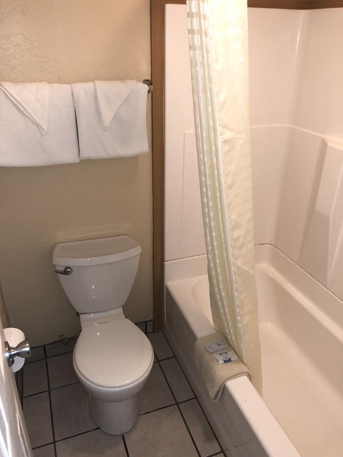 Deluxe Inn לאוטון מראה חיצוני תמונה